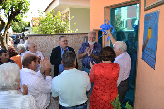 Momento solene em que o proprietário Paulo Meira declara oficialmente inaugurada sua emissora de rádio que, no dia 24 de dezembro, completa 25 anos